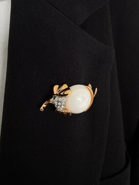 Charming Vintage Butler Elephant Jelly Belly Brooch with White Cabochon Detail